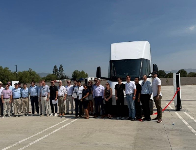 Tesla abre la primera estación pública para el Semi con recargas de hasta 1,2 MW