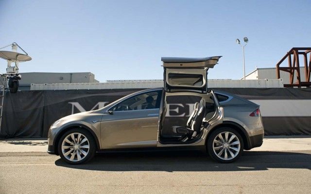 Tesla-Model-X-Side-Exterior-Gullwing-Open