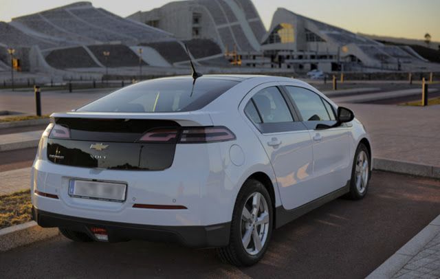 Del petróleo al lítio, la carga ultra rápida y la llegada del BYD E6, lo mejor de la semana