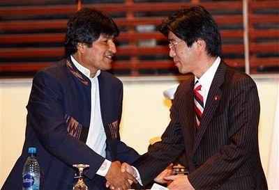 Bolivia permitirá la extracción de litio a Japón a cambio de producir coches en el país