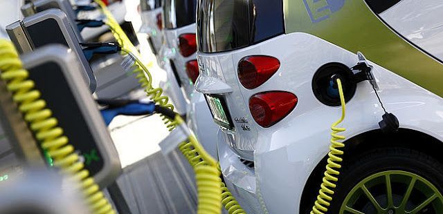 Multas para los coches que aparquen en plazas para eléctricos