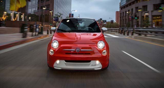 Top Gear prueba el FIAT 500 eléctrico, y le encanta