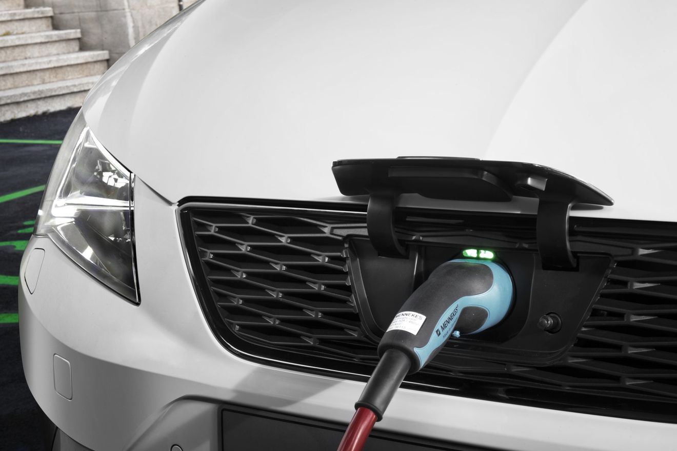 SEAT valora sus opciones para lanzarse al mercado del coche eléctrico. Un Mii eléctrico, un Leon híbrido enchufable, o algo diferente