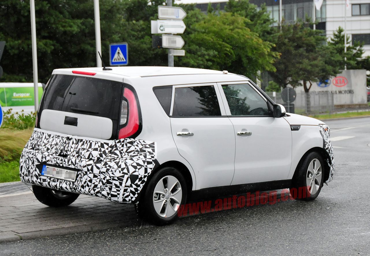 006-kia-soul-ev-spy-shots