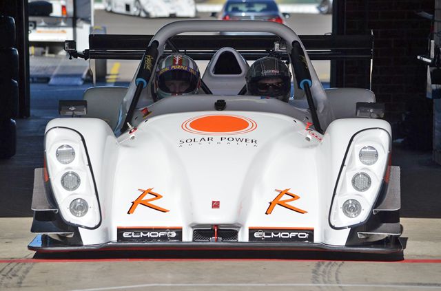 El Radical SR8 eléctrico nos enseña el poder de aceleración de sus 500 caballos