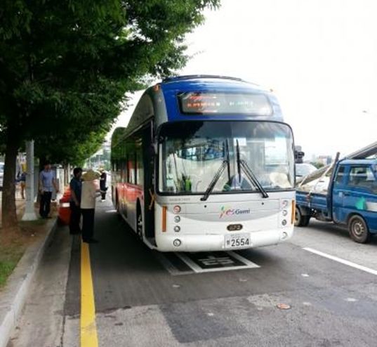 Comienza a rodar el primer autobús con recarga inalámbrica en movimiento