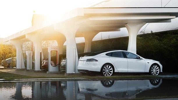 Tesla continúa con los trabajos para expandir la red de Supercargadores, con la vista puesta en la llegada del Model 3