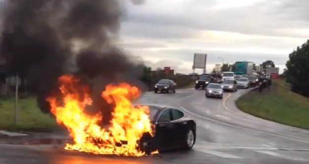 Tesla Model S en llamas