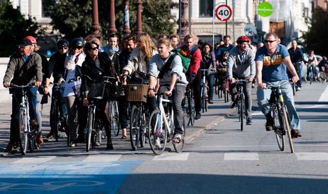 Cyclists_at_red_2