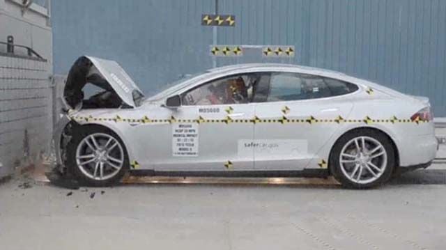 130808135135-pf-wheels-tesla-model-s-crash-test-00002101-620x348