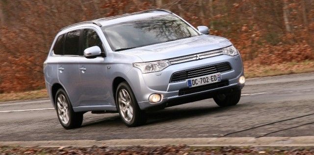 2014-Mitsubishi-Outlander-three-quarters