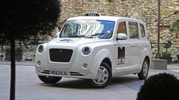 El alcalde de Londres se sube a los primeros taxis eléctricos de Metrocab