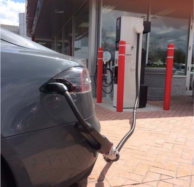 Recargando un Model S en un CHAdeMO de Nissan