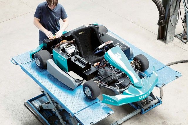 electric-Kart_garage_half@2x