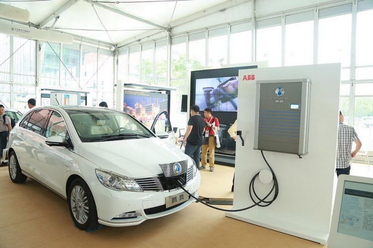 Los planes de China e India para los coches eléctricos, amenazan con reducir la demanda de gasolina a corto plazo