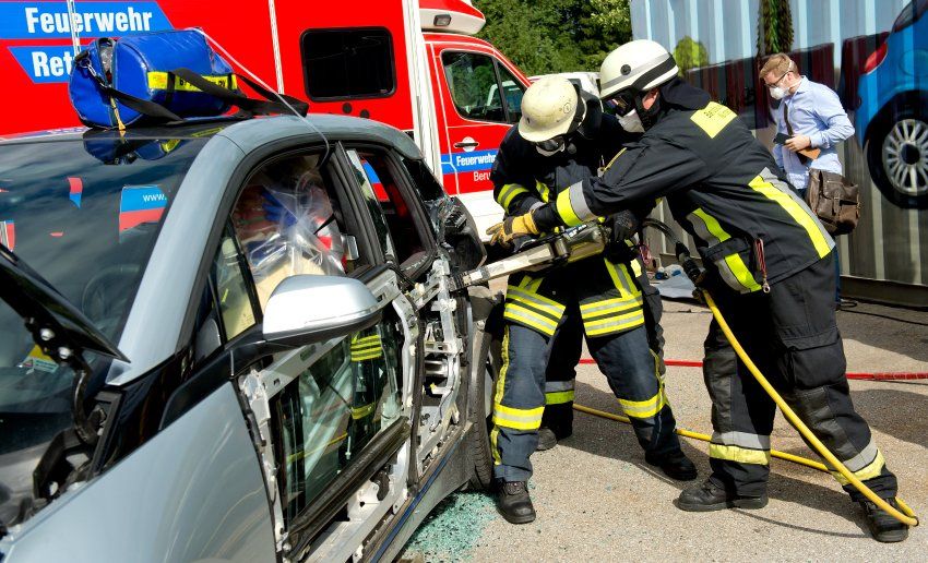 Los bomberos alemanes practican con el BMW i3 como actuar en caso de accidente