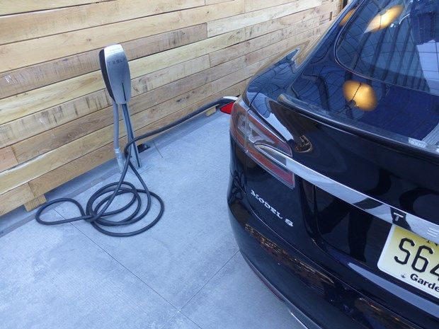 La poca eficiencia del cargador del Tesla Model S