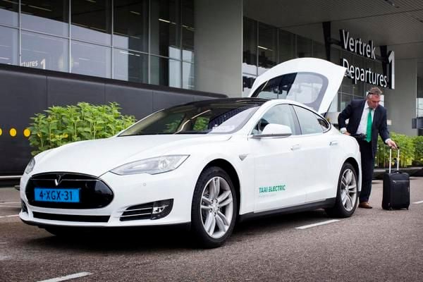 Amsterdam estrena su primer taxi Model S