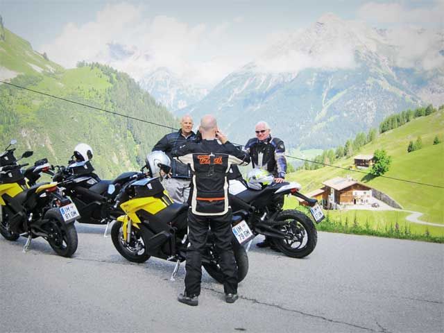 De ruta por los Alpes en una moto eléctrica