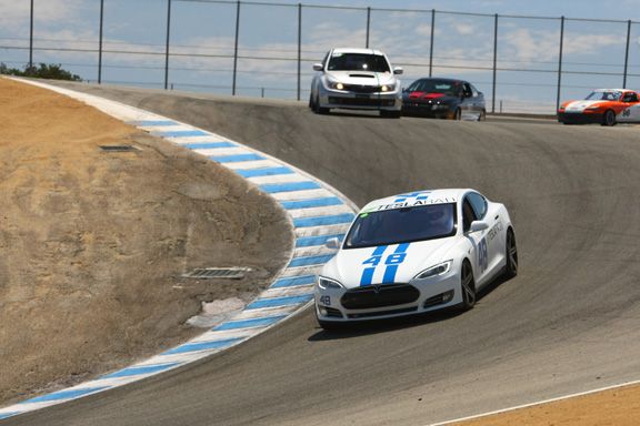 La Brammo Empulse y el Tesla Model S se enfrentan en Laguna Seca