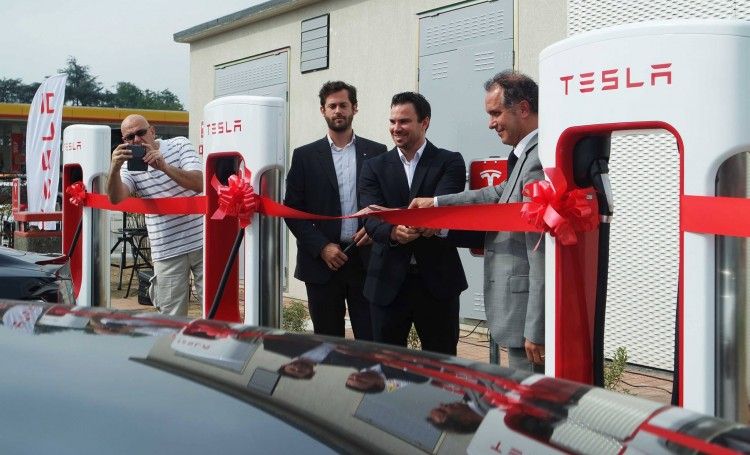 Tesla inaugura su primer supercargador en Italia