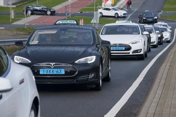 El aeropuerto de Amsterdam estrena su nueva flota de taxi formada por 167 Tesla Model S