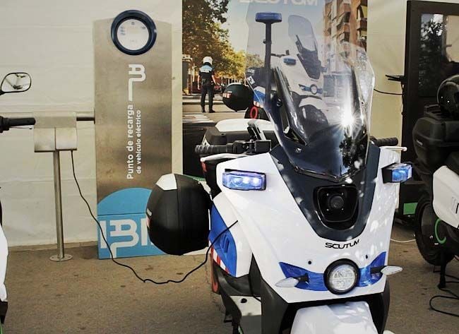 IBIL y SCUTUM presentan en EXPOELECTRIC sus soluciones de scooter y recarga eléctrica