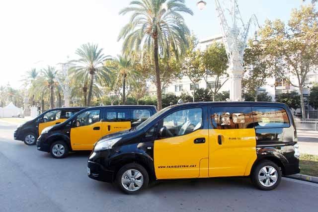 Nissan entrega los primeros tres taxis eléctricos e-NV200 en Barcelona