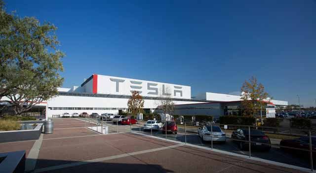 Tesla anuncia que adelanta su plan de fabricar 500.000 coches al año a 2018