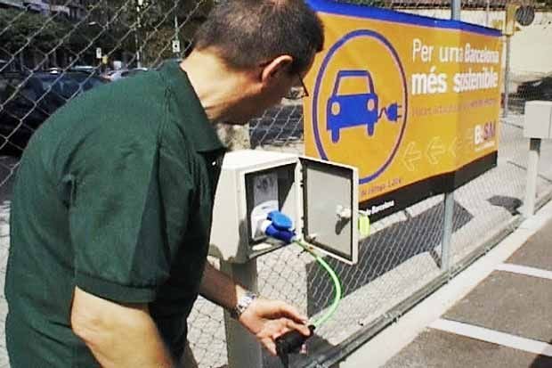 Los aparcamientos municipales de Barcelona contarán con 182 puntos de recarga para coches eléctricos