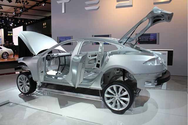 El elevado coste del bajo peso. Las reparaciones del cuerpo de aluminio del Tesla Model S