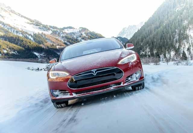 Tesla-Model-S-nieve