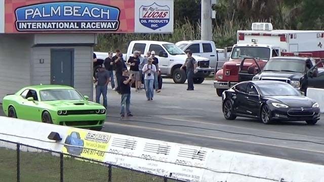 Tesla model s P85D vs Hellcat