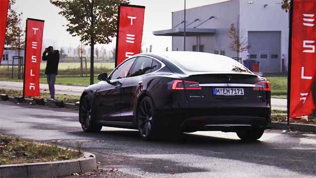 El Tesla Model S P85D impresiona en su llegada a Berlín