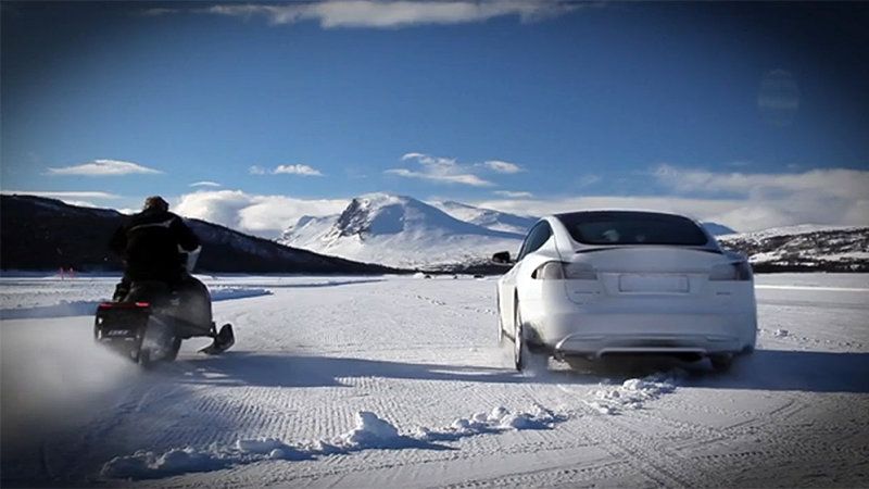 Tesla Model S P85D contra....¿una moto de nieve?