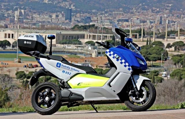 Barcelona presenta su nueva flota de motos eléctricas