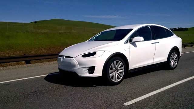 Pillado el Tesla Model X probando el sistema de conducción autónoma