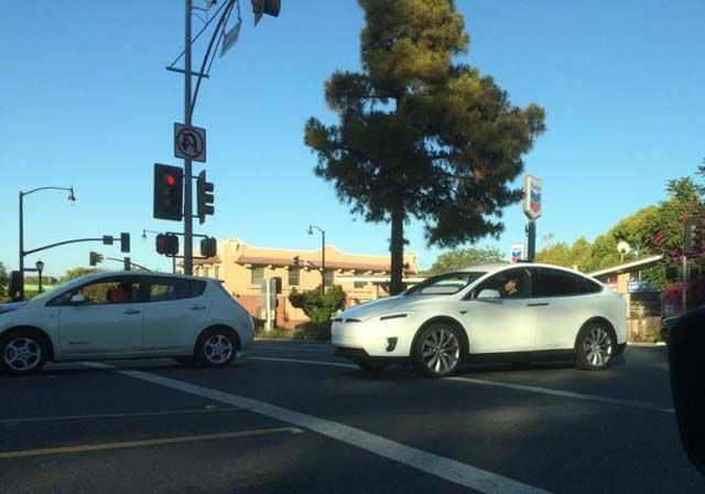 Avistado un Tesla Model X. Se acerca el momento del desembarco del SUV eléctrico