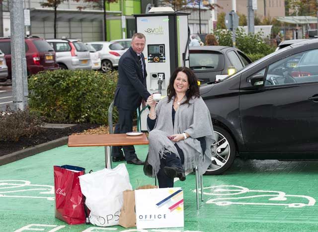 ¿Deben tener preferencia los coches eléctricos en los puntos de recarga?