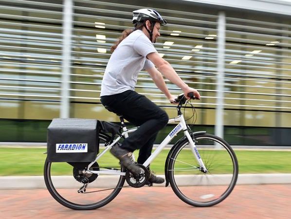 Una bicicleta eléctrica dotada de baterías de ion-sodio