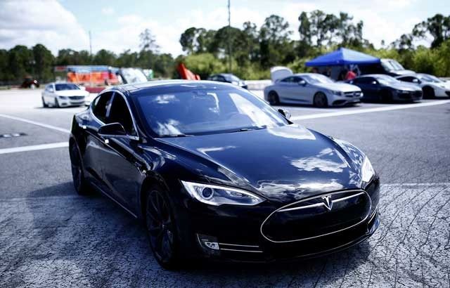 Tesla-P85D-Drag-Strip-08