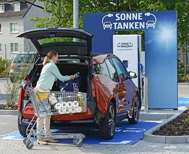 Los supermercados Aldi de Alemania instalarán puntos de recarga rápida, gratuita, y que podrán ser usados sin tarjeta