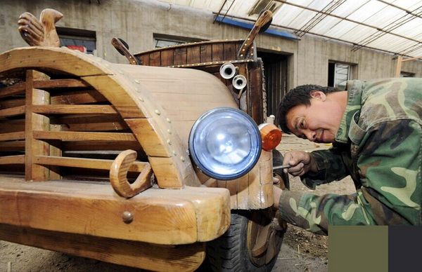 Tiembla Tesla. Un chino hace un coche eléctrico de madera