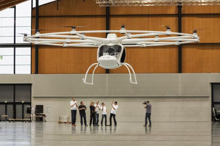 El helicóptero eléctrico E-volo VC200 Volocopter realiza su primer vuelo tripulado