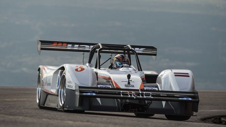 Los coches eléctricos calientan motores para Pikes Peak 2015. El eO PP03 primero y Tajima segundo