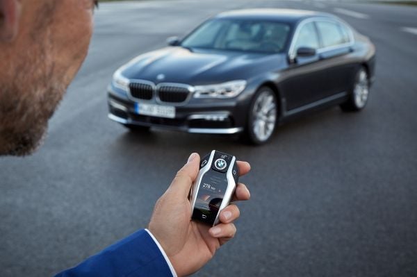 BMW 740e xDrive-aparcamiento-automatico