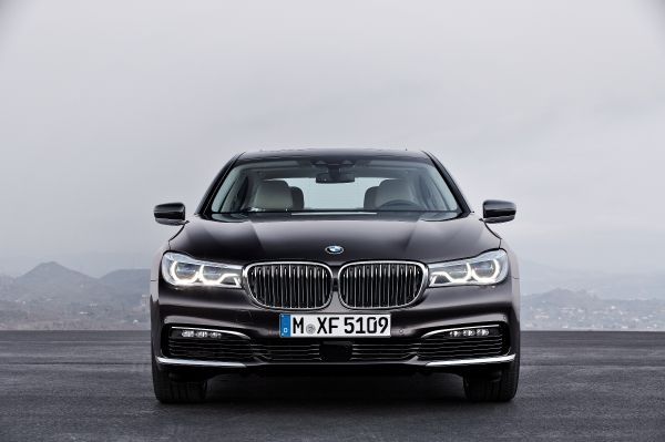 El nuevo BMW 740e xDrive llega con un sistema híbrido enchufable, y la función de aparcamiento remoto