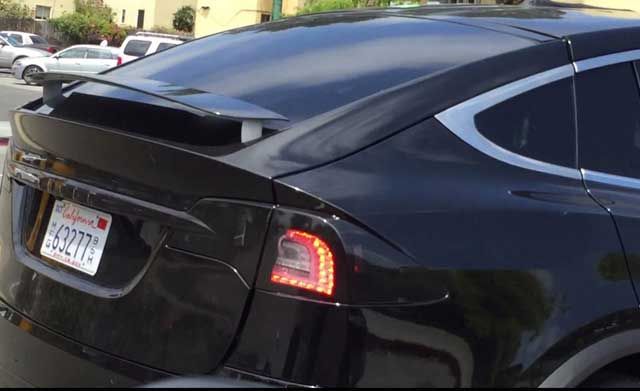 Avistado un Tesla Model X dotado de un alerón trasero retráctil