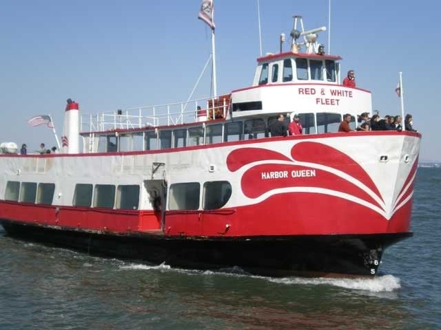 Red_&amp;_White_Fleet_Harbor_Queen_coming_into_Pier_45