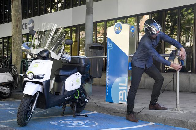 Madrid limitará la circulación de motos en los días de más contaminación. Es el momento de las motos eléctricas